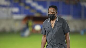 Entrenador de CD ?guila en El Salvador abandona la cancha por insultos racistas