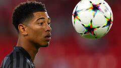 SEVILLE, SPAIN - OCTOBER 05: Jude Bellingham of Borussia Dortmund warms up prior to the UEFA Champions League group G match between Sevilla FC and Borussia Dortmund at Estadio Ramon Sanchez Pizjuan on October 05, 2022 in Seville, Spain. (Photo by Fran Santiago/Getty Images)