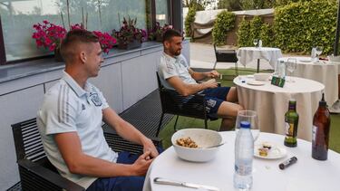 Dani Olmo y Unai Simón, desayunando.