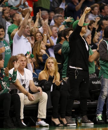 Wes Edens, dueño de los Bucks, y su hija Mallory Edens vieron el partido juntoi al actor Donnie Wahlberg.