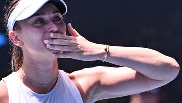 Paula Badosa lanza besos al público tras vencer a Coco Gauff en el Open de Australia.