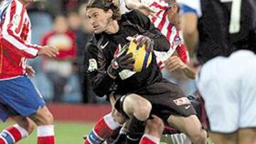 <b>LEO SALVÓ AL ATLÉTICO. </b>Cuando los nervios comenzaron a atenazar a los rojiblancos, el portero argentino estuvo perfecto y salvó a su equipo.