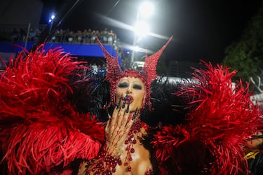 Sabrina Sato, reina del tambor de la escuela de samba Vila Isabel actúa en el Sambódromo durante el Carnaval en Río de Janeiro.