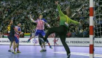 El extremo izquierdo sueco del Atlético de Madrid Jonas Kallmanlanza a la portería del FC Barcelona, defendida por el Arpad Sterbik .