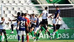 El duelo entre el Racing y el Oviedo resultó muy igualado