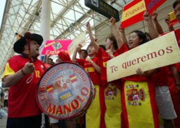 Todos tenemos en nuestra memoria un seguidor infatigable. Desde 1979 acompaña a la Selección Española de fútbol por todo el mundo con su camiseta de la selección, su enorme boina y su característico bombo.Animando en el Mundial de Corea en 2002