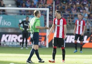 El árbitro Fernández Borbalán y Aduriz.