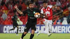 Wilson Morelo (d) de Santa Fe disputa un bal&oacute;n con Juan Quintero (i) de Cali  en un partido de cuartos de final de la Copa Sudamericana 