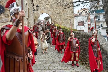 Varias personas actúan durante la Pasión Viviente de Balmaseda, Vizcaya, País Vasco (España). La actividad principal se centra en el Jueves Santo por la noche y el Viernes Santo por la mañana, durante los cuales se desarrolla la representación de los últimos momentos de la vida de Jesús de Nazaret. 