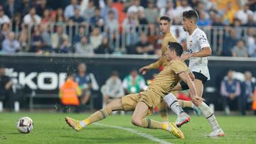 Lewandowski marca ante la mirada de Paulista.