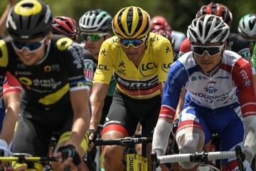 El belga Greg Van Avermaet, vestido con el maillot amarillo de líder, participa en la cuarta etapa.