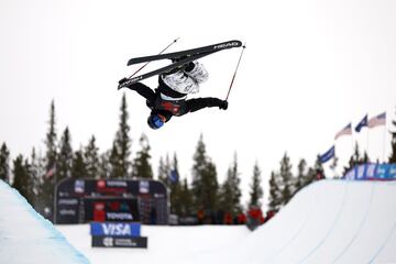 El estadounidense Dylan Land realiza una espectacular pirueta durante su participación en la ronda de clasificación de halfpipe freestyle masculino del Toyota US Grand Prix. Se trata de una competición que tuvo lugar en
la estación invernal de Copper Mountain (Colorado) y que reunió a los mejores especialistas del esquí extremo.