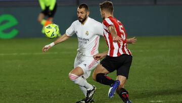 El delantero Karim Benzema con Yeray &Aacute;lvarez.