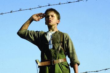 Un Christian Bale de 13 años es el protagonista absoluto de esta película dirigida por Steven Spilberg. James Graham es un niño británico adinerado que vive una vida de lujos en China durante la Segunda Guerra Mundial. Cuando los japoneses invaden Shanghai en 1941, el pequeño James se ve separado de su familia y acabará en un campo de concentración.