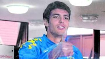 <b>YA SE VE DE BLANCO. </b>El crack brasileño sabe que el acuerdo entre Madrid y Milán está casi hecho.