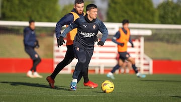 18-12-2023. MAREO, GIJÓN. ROQUE MESA Y VÍCTOR CAMPUZANO DURANTE EL ENTRENAMIENTO DEL SPORTING.