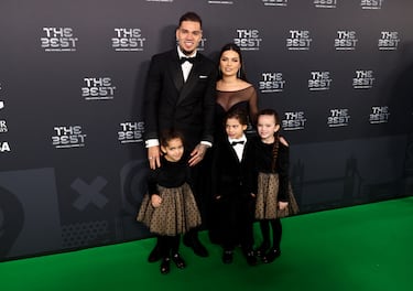 Ederson del Manchester City posa con su esposa, Lais Moraes y sus hijos en la ceremonia de los premios The Best.
