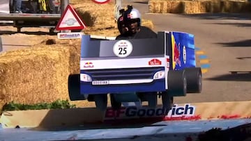 Courage Adams y Adri&aacute;n Duquela saltando un obst&aacute;culo de la carrera Red Bull Autos Locos en el Parque del Oeste (Madrid). 