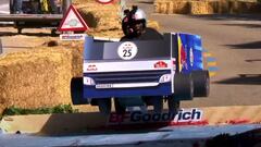 Courage Adams y Adri&aacute;n Duquela saltando un obst&aacute;culo de la carrera Red Bull Autos Locos en el Parque del Oeste (Madrid). 