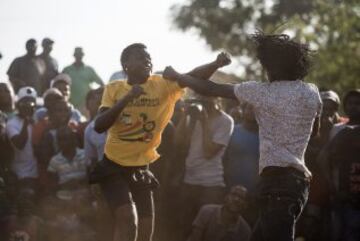 Estos combates tradicionales se conocen como  'Musangwe'. Este tipo de lucha se ha practicado desde hace más de un siglo en un campo abierto justo después de Navidad, cuando toda la tribu esta de vacaciones en la zona rural del norte de Sudáfrica. Hay tres niveles de combatientes. Los muchachos, llamados 'mambibi', anima a jugar lucha por sus padres. Luego están los combatientes adolescentes, el 'Rovhasize'. Pero son a los luchadores de alto nivel a los que todo el mundo viene a ver. No están permitidos los guantes y las peleas se terminan cuando uno de los 2 boxeadores cae.