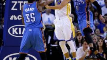 Stephen Curry deja la bandeja ante Durant y Westbrook.