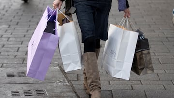 Jessica Alba has sparked fans into frenzy over her seemingly uber-cheap cross-body bag.