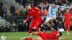 El delantero del Celta de Vigo Iago Aspas disputa una posesión ante Jesús Navas defensa del Sevilla durante el partido de la jornada 12 de LaLiga celebrado este sábado en el Estadio de Abanca Balaídos.