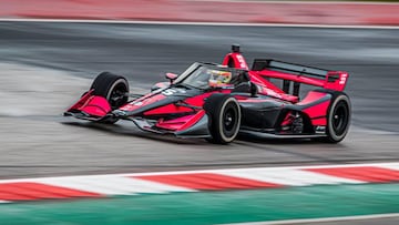 Álex Palou con su coche de la IndyCar en los test de Austin.