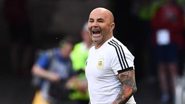 Sampaoli quiere seguir, pero la AFA presiona para que renuncie