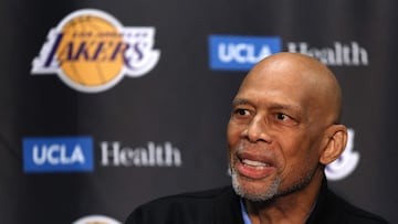 LOS ANGELES, CALIFORNIA - FEBRUARY 09: Kareem Abdul-Jabbar speaks during a press conference prior to the game between the at Crypto.com Arena on February 09, 2023 in Los Angeles, California. NOTE TO USER: User expressly acknowledges and agrees that, by downloading and or using this photograph, User is consenting to the terms and conditions of the Getty Images License Agreement.   Harry How/Getty Images/AFP (Photo by Harry How / GETTY IMAGES NORTH AMERICA / Getty Images via AFP)