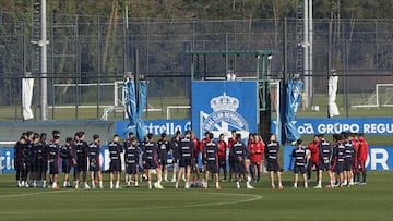 Los fichajes del Deportivo no encuentran hueco en el equipo.