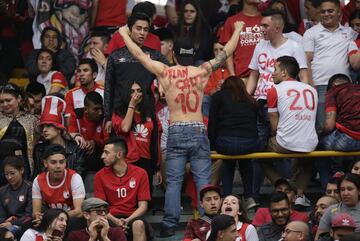 Estos fueron los mensajes que desplegaron los aficionados durante el partido Santa Fe - Cali en el marco del Paro Nacional.