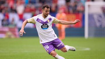 PAMPLONA, SPAIN - OCTOBER 30: Oscar Plano of Real Valladolid CF in action during the LaLiga Santander match between CA Osasuna and Real Valladolid CF at El Sadar Stadium on October 30, 2022 in Pamplona, Spain. (Photo by Ion Alcoba/Quality Sport Images/Getty Images)