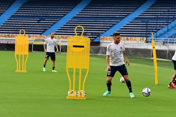 La Selección Colombia entrenó por primera vez en el Metropolitano para preparar el duelo ante Argentina. Activación física, movilidad y definición fueron los trabajos del equipo nacional 