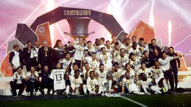 Soccer Football - Spanish Super Cup - Final - Real Madrid v FC Barcelona - Al-Awwal Stadium, Riyadh, Saudi Arabia - January 15, 2024 Real Madrid pose with the trophy and a thirteen shirt after winning the Spanish Super Cup REUTERS/Juan Medina