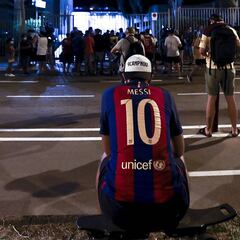 Aficionados con camisetas del 10 en el Camp Nou
