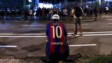 Aficionados con camisetas del 10 en el Camp Nou