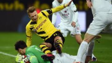 Marco Reus, ante el guardameta Stefanos Kapino