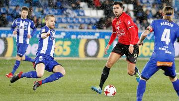 GRAF1525. VITORIA, 17/07/2014.- El delantero del Formentera Juan Antonio S&aacute;nchez (2d) avanza con el bal&oacute;n entre V&iacute;ctor Laguardia (i) y Alexis Ruano, del Deportivo Alaves, durante el partido de vuelta de octavos de final de la Copa del