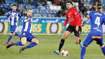 GRAF1525. VITORIA, 17/07/2014.- El delantero del Formentera Juan Antonio S&aacute;nchez (2d) avanza con el bal&oacute;n entre V&iacute;ctor Laguardia (i) y Alexis Ruano, del Deportivo Alaves, durante el partido de vuelta de octavos de final de la Copa del