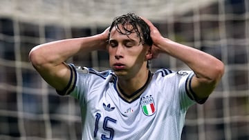 Pio Esposito lamenta la eliminación italiana al acabar el partido.