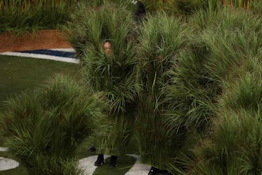 Parte de la escenografía del show de Bad Bunny consistió en vegetación para simular el ambiente de las tierras latinas dominadas por los bosques frondosos y los campos de caña donde la gente trabaja de sol a sol. Storytelling puro.