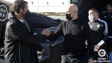 Lolo Escobar saluda a Calero, entrenador del Burgos.