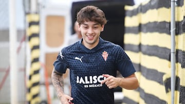 13-01-24. GIJÓN. JORDAN CARRILLO, ANTES DE COMENZAR UN ENTRENAMIENTO CON EL SPORTING EN MAREO.