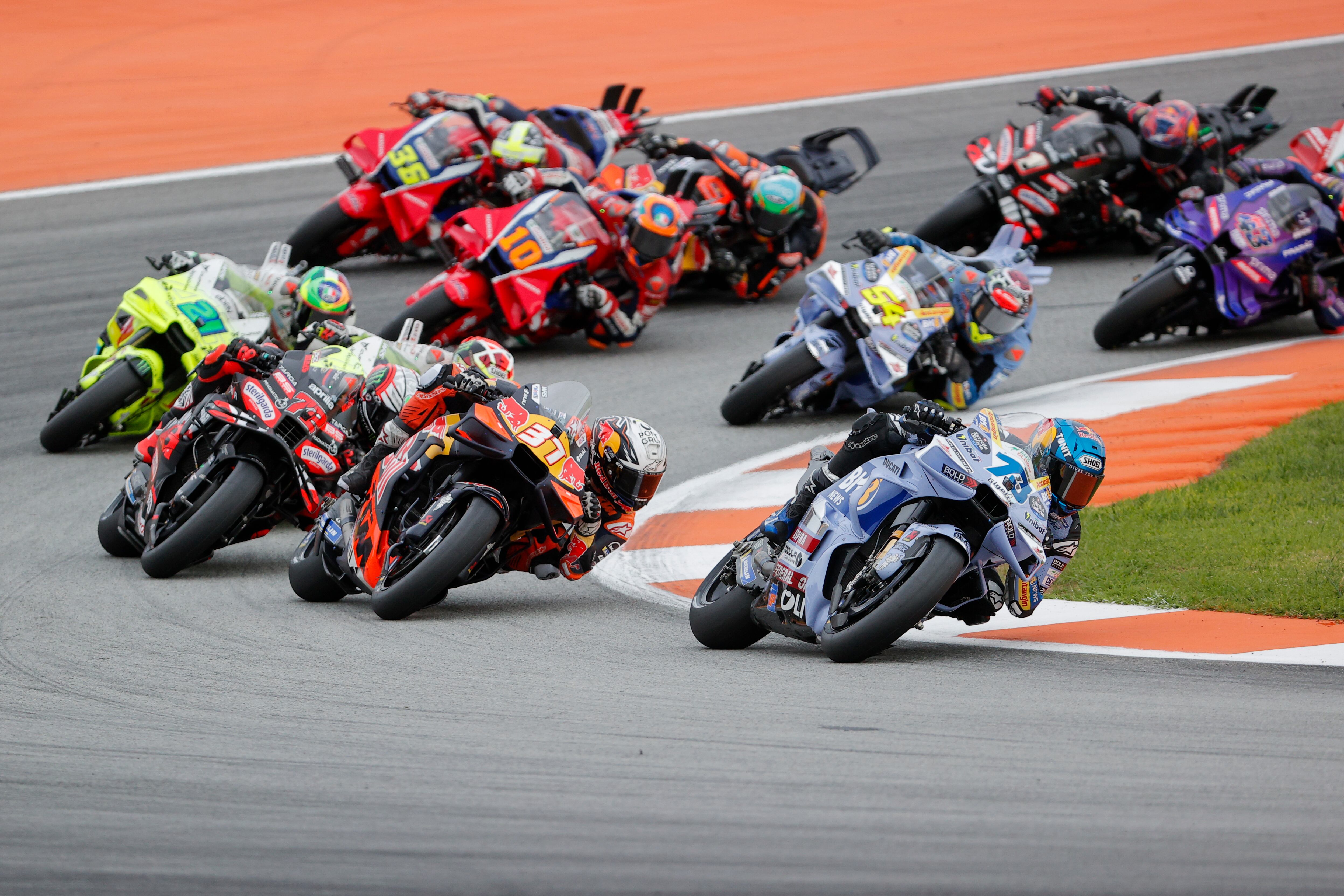 GRAFCVA600. CHESTE (VALENCIA), 15/11/2025.- El piloto en la categoría de Moto GP, Alex Márquez, rueda seguido de Pedro Acosta durante la carrera