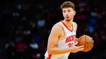 El pívot turco fue seleccionado por los Thunder en el draft, pero acabó en Houston. Tras triunfar en el Besiktas, se está haciendo un hueco en la NBA.
