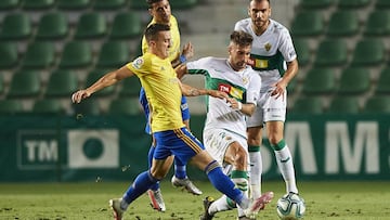 ELCHE, SPAIN - JUNE 30: Jose Manuel Sanchez Guillen of Elche CF competes for the ball with Salvi Sanchez of Cadiz CF during the La Liga Smartbank match between Elche CF and Cadiz CF at Estadio Martinez Valero on June 30, 2020 in Elche, Spain. (Photo by S