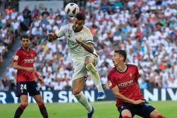 Joselu cabecea el balón ante los jugadores del Osasuna.
