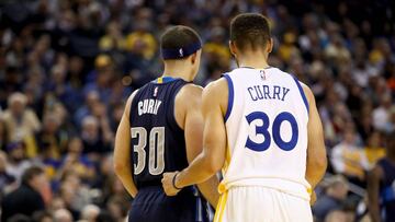 OAKLAND, CA - NOVEMBER 09: Stephen Curry #30 of the Golden State Warriors plays defense on Seth Curry #30 of the Dallas Mavericks at ORACLE Arena on November 9, 2016 in Oakland, California. NOTE TO USER: User expressly acknowledges and agrees that, by downloading and or using this photograph, User is consenting to the terms and conditions of the Getty Images License Agreement. Ezra Shaw/Getty Images/AFP
== FOR NEWSPAPERS, INTERNET, TELCOS & TELEVISION USE ONLY ==