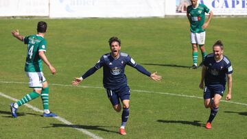 Iker Losada, del Celta B, celebra el tanto logrado contra el Coruxo junto a su compañero Jordan Holsgrove.